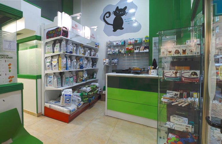recepción y tienda animales en clínica veterinaria Besaya en Torrelavega